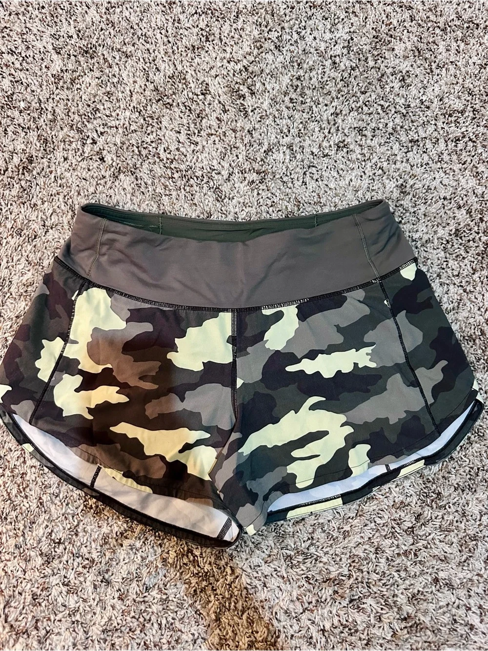 Lululemon Athletica Camo High-Waist speed up Shorts 4” size 6